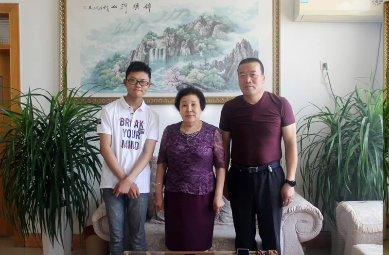 與成愛(ài)華院長(zhǎng)合影.jpg