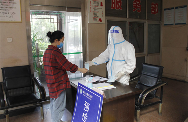 給患者發(fā)放口罩