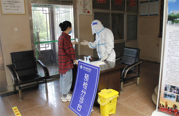 預(yù)檢分診處人員查健康碼