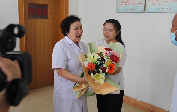 鮮花獻(xiàn)給一生恩人成院長