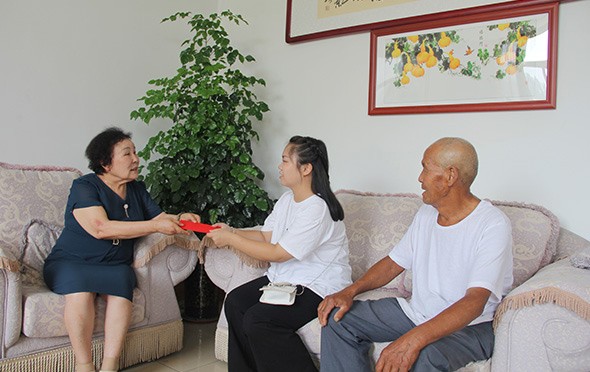 成院長與胡學(xué)喆及爺爺熱情交談，發(fā)升學(xué)紅包