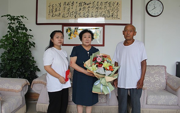成院長胡學(xué)喆及爺爺在辦公室合影